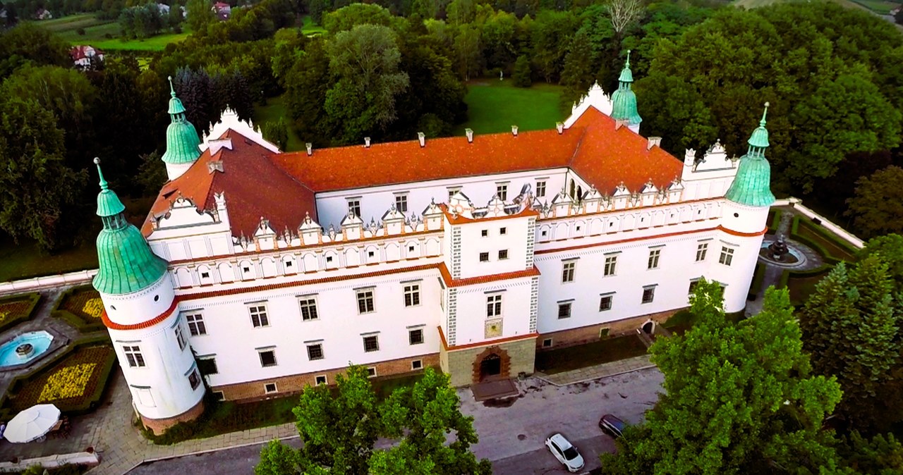 Zaledwie dwie godziny od Krakowa, w województwie podkarpackim, na miłośników pięknej architektury i fantastycznych widoków czeka ciekawy zamek, który ze względu na podobieństwa do Zamku Królewskiego na Wawelu nazywany jest Małym Wawelem. Można go nie tylko zwiedzić, ale i spędzić w nim noc. I naprawdę warto to zrobić!