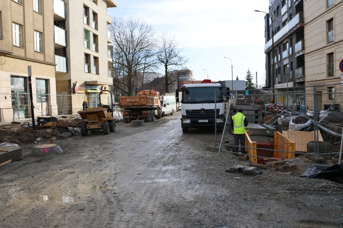Rozpoczyna się kolejny etap remontu ulicy Tadeusza Kościuszki w Krakowie Od soboty (27 kwietnia) linia nr 134 powróci na swoją stałą trasę do pętli przy stadionie Cracovii, a linia nr 502 pojedzie nową trasą z Salwatora w kierunku centrum miasta - informuje Urząd Miasta.