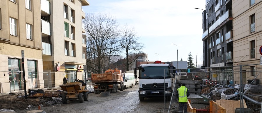 Rozpoczyna się kolejny etap remontu ulicy Tadeusza Kościuszki w Krakowie Od soboty (27 kwietnia) linia nr 134 powróci na swoją stałą trasę do pętli przy stadionie Cracovii, a linia nr 502 pojedzie nową trasą z Salwatora w kierunku centrum miasta - informuje Urząd Miasta.