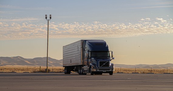 Współczesna branża transportowa stoi przed wyzwaniami, których skala stale rośnie wraz z postępem technologicznym, zmianami regulacyjnymi i dynamicznymi trendami rynkowymi. Jednym z najważniejszych problemów, który dotyka nie tylko Niemcy, ale również wiele innych krajów, jest niedobór kierowców ciężarówek. W niniejszym artykule przyjrzymy się głębiej temu zjawisku, analizując jego przyczyny, skutki oraz możliwe rozwiązania.