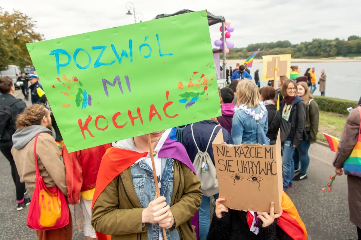 66 proc. Polaków uważa, że w Polsce pary jednopłciowe powinny mieć prawo do zawarcia związku partnerskiego. Co druga osoba jest natomiast zdania, że powinny mieć one prawo do zawarcia małżeństwa - wynika z sondażu United Surveys dla RMF FM i "Dziennika Gazety Prawnej". 63 proc. respondentów uważa, że pary jednopłciowe nie powinny mieć prawa do adopcji dzieci. 