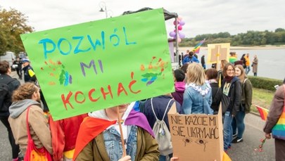 Sondaż: Połowa Polaków popiera małżeństwa jednopłciowe 