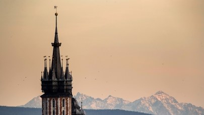 ​Wieża hejnałowa bazyliki Mariackiej w Krakowie czyszczona laserem