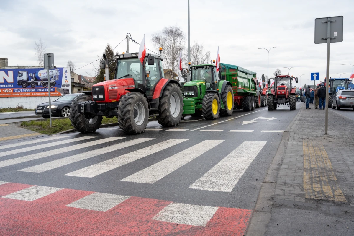 Rolnicy tuż po godz. 10:00 wrócili na trasę S3 niedaleko Szczecina. Tym blokują drogę w innym miejscu - na węźle Pyrzyce.