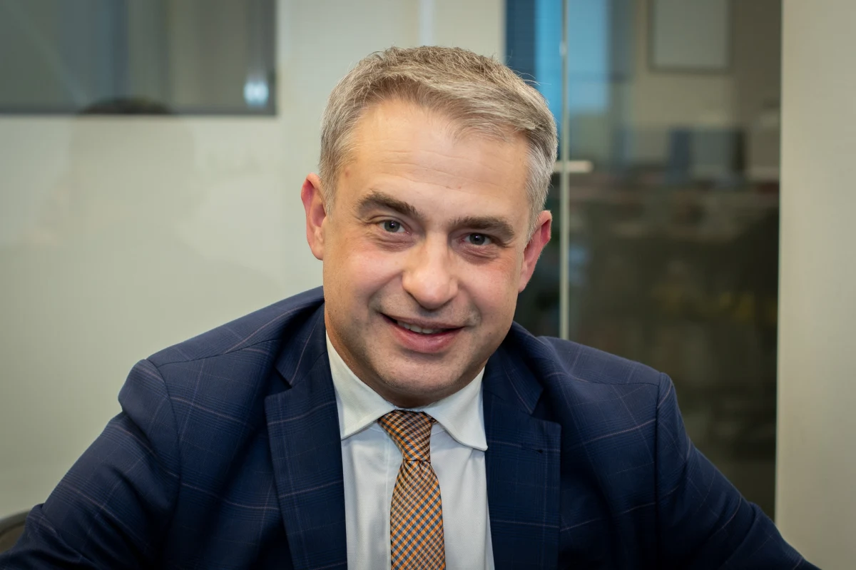 Wicepremier i minister cyfryzacji Krzysztof Gawkowski przyznał w mediach społecznościowych, że padł ofiarą oszustwa. "Wczoraj dowiedziałem się, że auto, które legalnie kupiłem za 100 tys. zł. ma swojego "bliźniaka" we Francji, a mi sprzedano podrobioną w Polsce wersję" - napisał. "To jest majątek życia - dla mnie i dla żony na pewno" - dodał w rozmowie z reporterem RMF FM Krzysztofem Zasadą. Ujawnił też, że według jego informacji osób oszukanych w ten sam sposób jest znacznie więcej. 