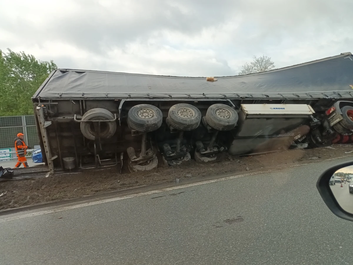 Przez kilka godzin zablokowana była autostrada A4 pomiędzy węzłami Kraków Południe i Kraków Bieżanów. Na wysokości węzła Łagiewniki przewrócił się samochód ciężarowy. Jedna osoba została ranna. Od rana w miejscu zdarzenia tworzyły się kilkunastokilometrowe korki.