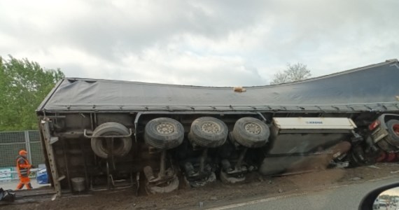 Przez kilka godzin zablokowana była autostrada A4 pomiędzy węzłami Kraków Południe i Kraków Bieżanów. Na wysokości węzła Łagiewniki przewrócił się samochód ciężarowy. Jedna osoba została ranna. Od rana w miejscu zdarzenia tworzyły się kilkunastokilometrowe korki.