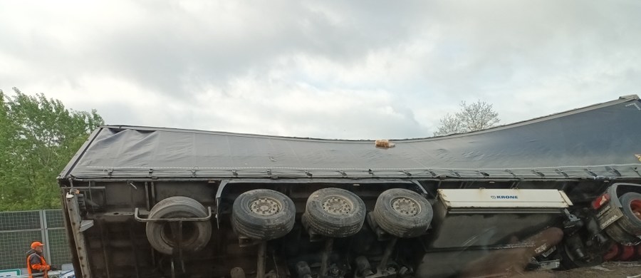 Przez kilka godzin zablokowana była autostrada A4 pomiędzy węzłami Kraków Południe i Kraków Bieżanów. Na wysokości węzła Łagiewniki przewrócił się samochód ciężarowy. Jedna osoba została ranna. Od rana w miejscu zdarzenia tworzyły się kilkunastokilometrowe korki.