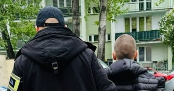 Policjanci z warszawskiej Ochoty zatrzymali 21-latka, który podawał się za prokuratora albo policjanta Centralnego Biura Śledczego Policji. Mężczyzna wyłudził ponad 182 tys. złotych.