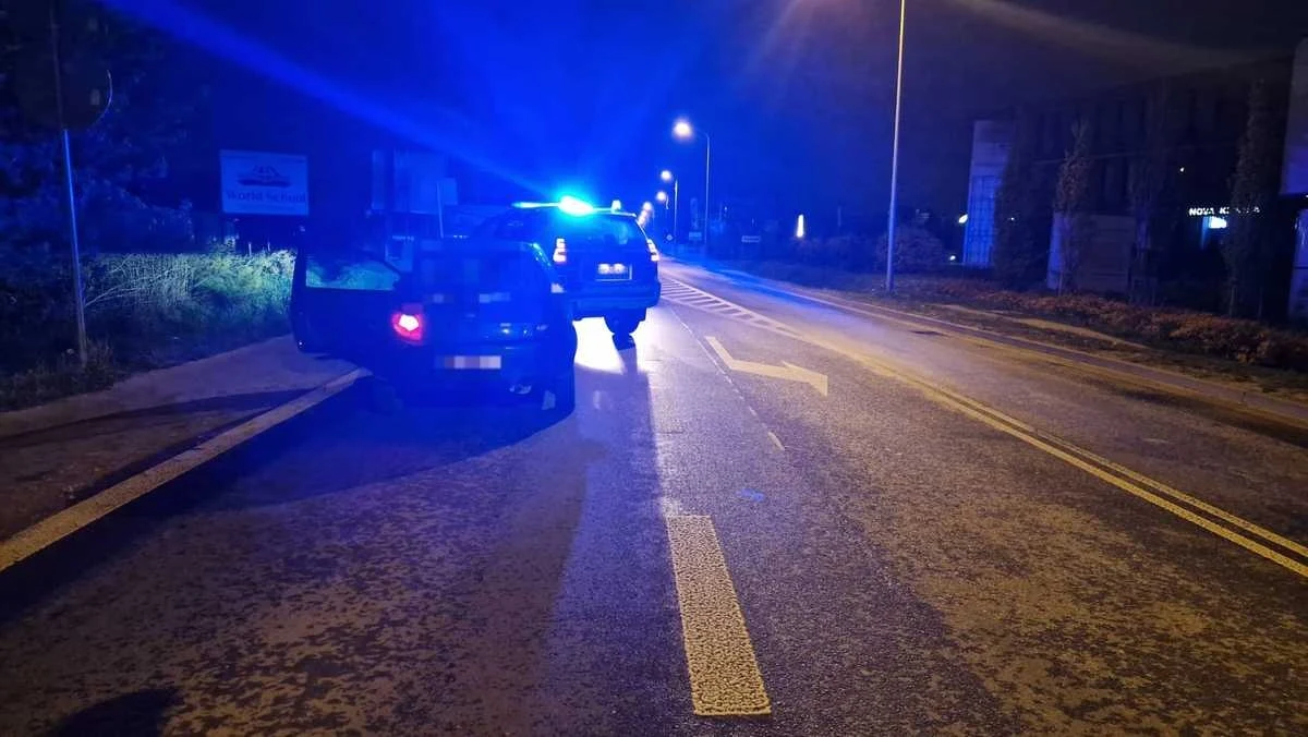 Pod prąd i z wyłączonymi światłami 32-latek jechał jedną z głównych ulic Piaseczna. Po zatrzymaniu przez policję, nawet nie miał siły dmuchnąć w alkomat, który pokazał prawie 3 promile alkoholu w wydychanym powietrzu.        

