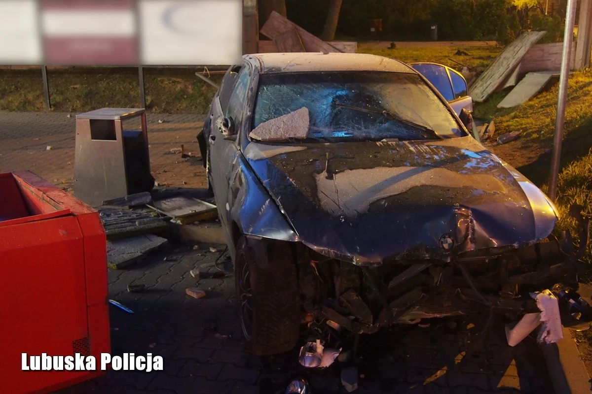 W minioną sobotę kompletnie pijany 20-latek pędził ulicami Sulęcina (woj. lubuskie). W pewnym momencie nie zapanował nad pojazdem i z impetem wjechał w ogrodzenie posesji, a następnie w odkurzacz przemysłowy myjni samochodowej, po czym uciekł z miejsca. Został szybko zatrzymany przez policjantów. Okazało się, że miał ponad 2,5 promila alkoholu w swoim organizmie. 