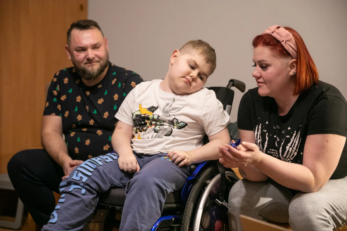 Jest taka siła, która pomaga ojcu przenosić góry oraz poruszać niebo i ziemię. Pan Dariusz opiekuje się 12-letnim Kubą z niepełnosprawnością, żeby móc to robić, zrezygnował z ukochanej pracy. Syn zachorował na dystrofię mięśniową Duchenne’a, czyli postępujący zanik mięśni. Żona i mama Kuby, pani Katarzyna została na etacie i pracuje w żłobku.