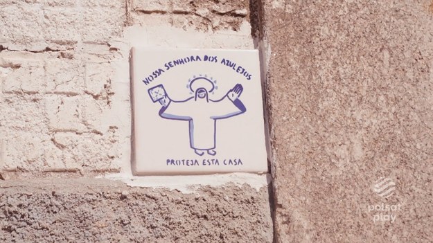 W Porto popularnym w ostatnich czasach stało się kradzenie i odrywanie od fasad budynków… płytek. A jak trwoga to do…