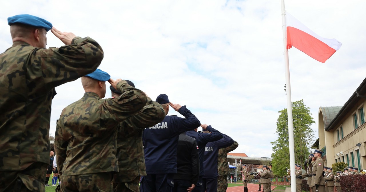 Pensje, osób, szkolących, policjantów, mają, wzrosnąć, zrównać, wynagrodzeniem, przyszłych, żołnierzy, informuje, Dziennik, Gaze Policjantów czeka spora podwyżka. Tyle mają zarabiać rekruci