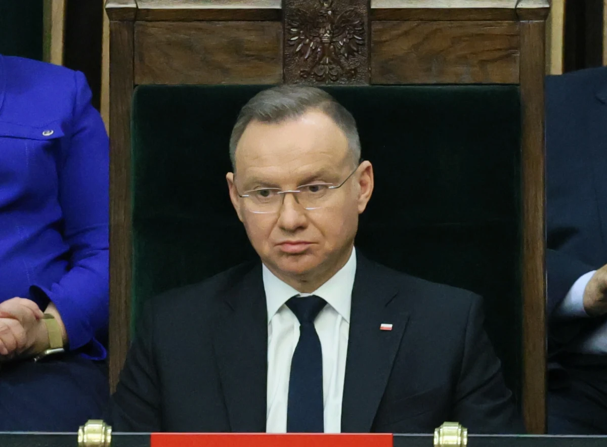 ​"W expose szefa MSZ znalazło się wiele kłamstw, manipulacji i żenujących stwierdzeń. Z zażenowaniem przyjąłem atak na politykę poprzedniego obozu rządowego" - powiedział prezydent Andrzej Duda, komentując informację Radosława Sikorskiego dotyczącą kierunków polityki zagranicznej. Podkreślił, że niektóre wypowiedzi szefa MSZ wzbudziły jego niesmak.