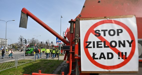 Jeszcze w tym roku polscy rolnicy skorzystają z ustępstw Brukseli w sprawie Zielonego Ładu, które wywalczyli swoimi protestami – ustaliła korespondentka RMF FM Katarzyna Szymańska-Borginon. Po zatwierdzeniu zmian we Wspólnej Polityce Rolnej otrzymają dopłaty bezpośrednie nawet, jeśli nie spełnią obowiązku ugorowania. 