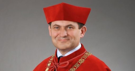 Prof. Piotr Jedynak został dziś wybrany 307. rektorem Uniwersytetu Jagiellońskiego - najstarszej uczelni w Polsce. Wyboru dokonało Kolegium Elektorów.



