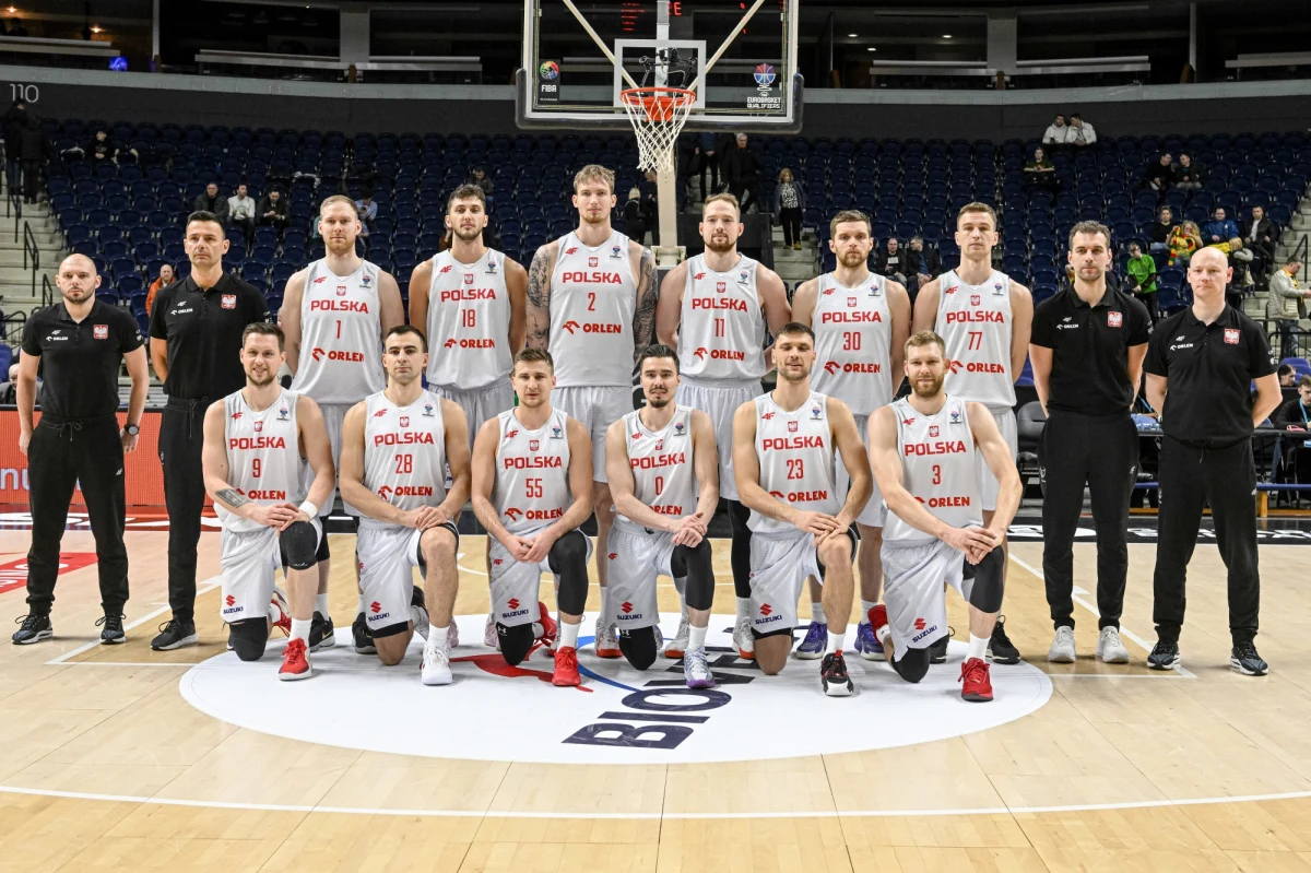 Polscy koszykarze po 44 latach mogą awansować na olimpijski turniej. Po raz ostatni Biało-Czerwoni wystąpili na igrzyskach w Moskwie i zajęli wtedy 7. miejsce. Teraz, by tej sztuki dokonać, nasza kadra musi wygrać turniej w Walencji, który rozpocznie się 2 lipca. "Jestem głęboko przekonany, że nasza drużyna może wystąpić na Igrzyskach Olimpijskich w Paryżu. Wierzę w przygotowanie sztabu trenerskiego i grę naszych wspaniałych zawodników. Ta drużyna niejednokrotnie pokazywała, że w meczach o stawkę potrafi wspiąć się na szczyt swojego potencjału i jestem przekonany, że w Walencji spiszą się znakomicie" - przyznaje Radosław Piesiewicz, Prezes Polskiego Komitetu Olimpijskiego oraz Polskiego Związku Koszykówki. 