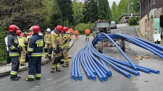 Rury uderzyły w przechodniów w znanym uzdrowisku. Są ranni