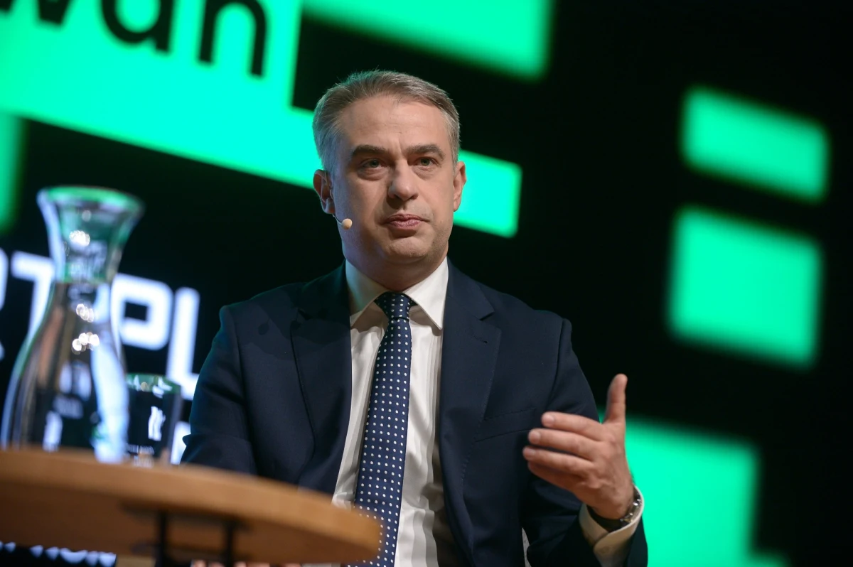 Funkcjonariusze CBŚP zatrzymali pięć osób oraz przeprowadzili przeszukania i zatrzymania pojazdów w śledztwie dotyczącym międzynarodowej zorganizowanej grupy przestępczej zajmującej się kradzieżami samochodów - poinformowała w czwartek Prokuratura Krajowa. Jednym z zarekwirowanych pojazdów jest wart 100 tys. zł Peugeot 5008 należący do wicepremiera Krzysztofa Gawkowskiego.