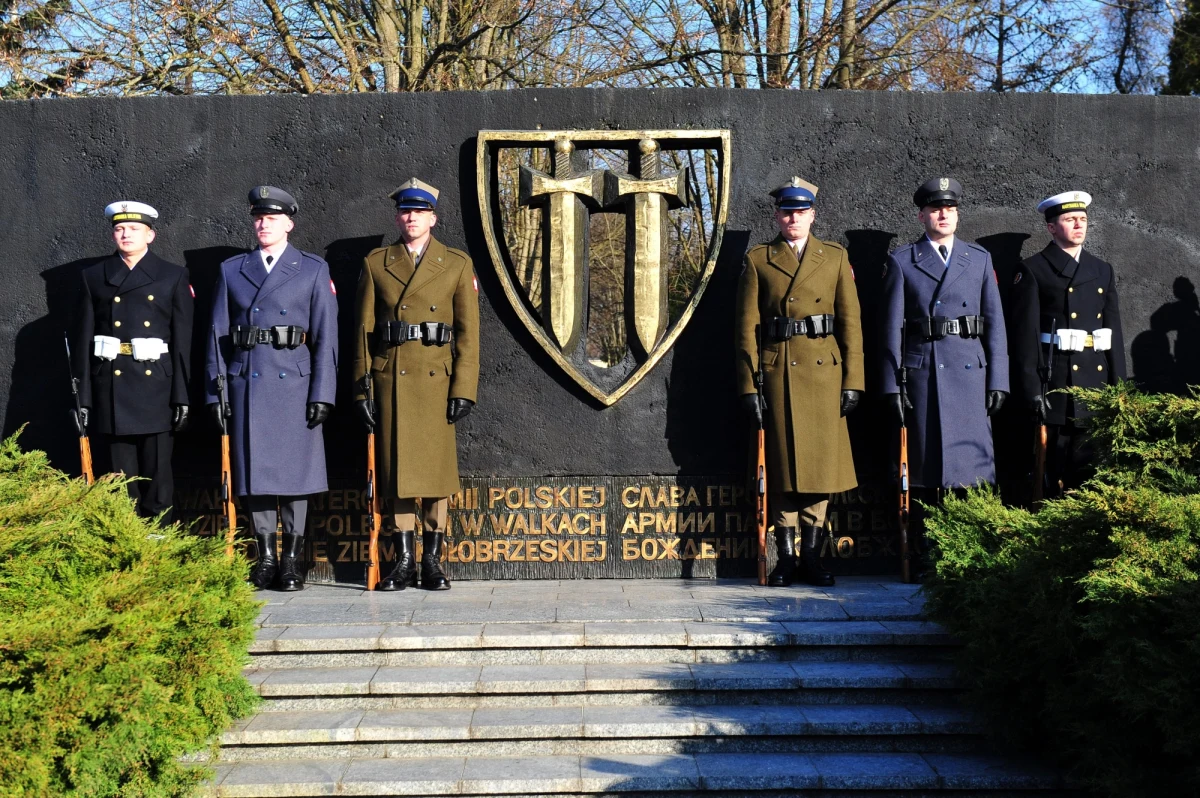 Na Cmentarzu Wojennym w Kołobrzegu ktoś uszkodził granitowe płyty nagrobne i ukradł 13 metalowych tablic z wizerunkiem orła Wojska Polskiego i cztery tablice z gwiazdą Armii Radzieckiej - poinformował w czwartek magistrat. Zaapelował o pomoc w odzyskaniu skradzionych przedmiotów.

