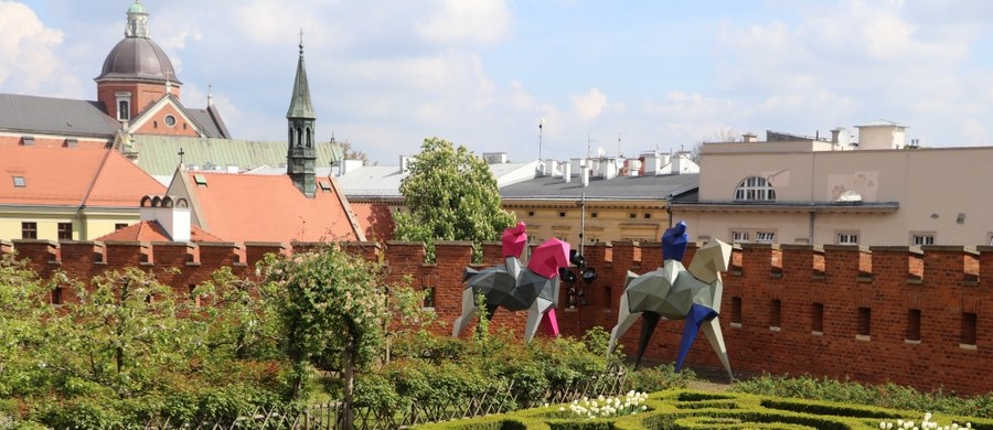 Ogrody Królewskie w Zamku Królewskim na Wawelu znów są otwarte dla zwiedzających. Teraz można tam dotrzeć nowym, do tej pory nieudostępnianym przejściem, z dziedzińca arkadowego przez sień studzienną i wyjść na imponujący taras, skąd można podziwiać niezwykłą panoramę Krakowa.

