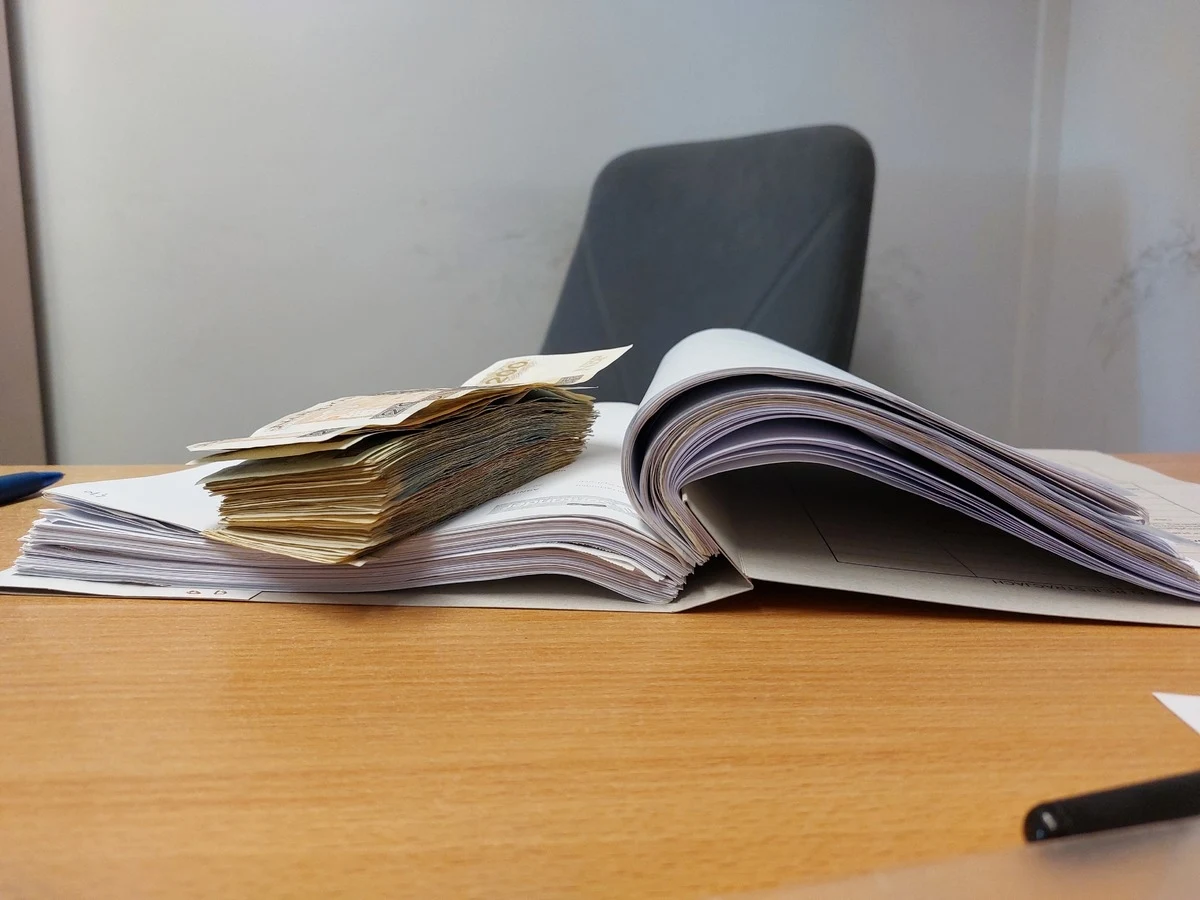 Co najmniej kilkaset tysięcy złotych od osób o dobrym sercu wyłudziła para 39-latków z Dolnego Śląska. Pieniądze miały być przeznaczone na leczenie glejaka mózgu, z którym rzekomo zmagał się mężczyzna. Choroba była zmyślona. Podejrzanym za oszustwo grozi do 8 lat pozbawienia wolności.