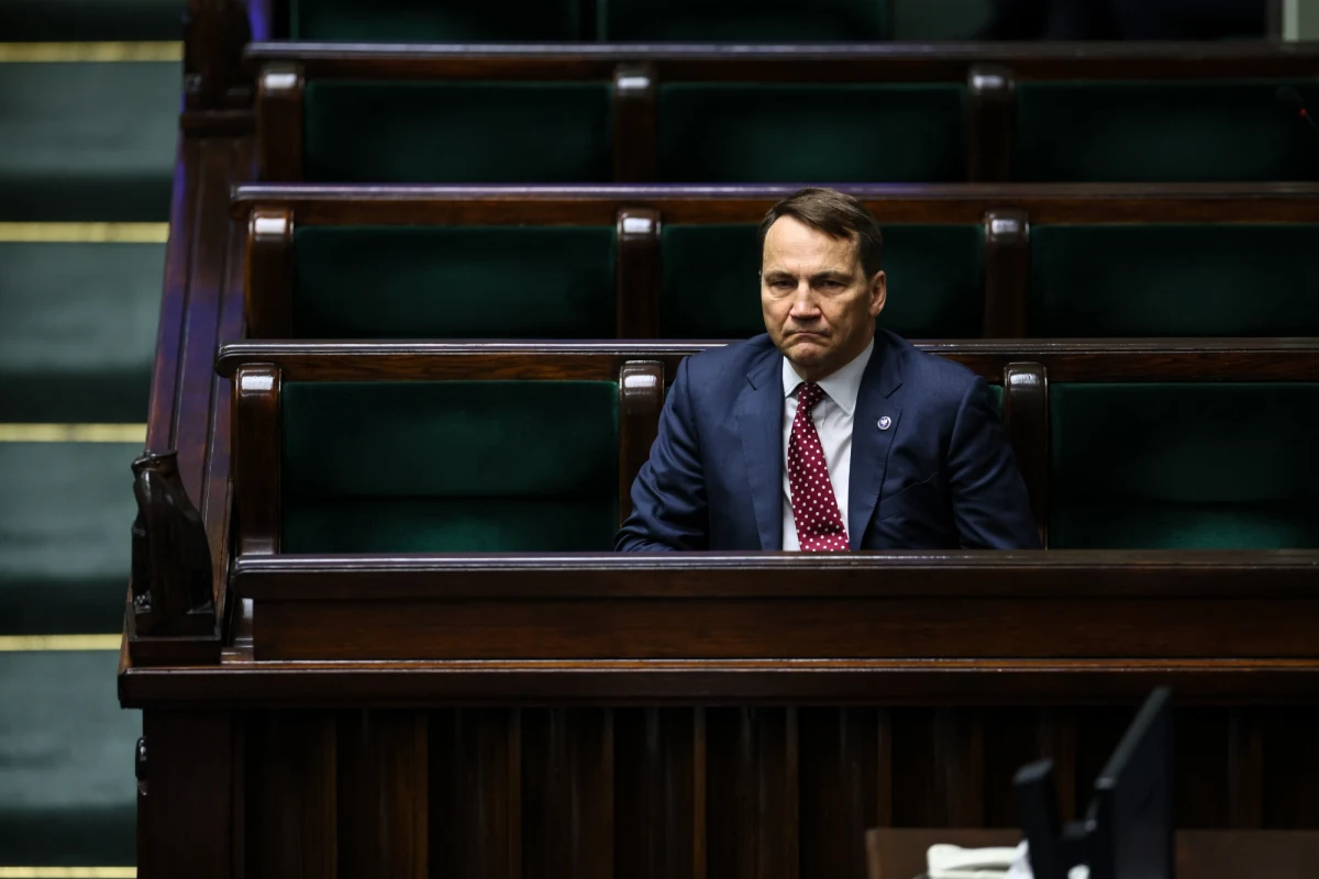 Prezydent nie jest od komentowania polityki zagranicznej - stwierdził Radosław Sikorski w komentarzu do dzisiejszych słów Andrzeja Dudy po expose ministra w Sejmie. Prezydent w ostrych słowach skrytykował przemówienie szefa MSZ.