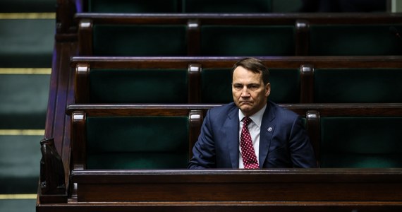 Prezydent nie jest od komentowania polityki zagranicznej - stwierdził Radosław Sikorski w komentarzu do dzisiejszych słów Andrzeja Dudy po expose ministra w Sejmie. Prezydent w ostrych słowach skrytykował przemówienie szefa MSZ.