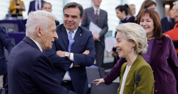 Brawami i owacjami na stojąco europosłowie nagrodzili byłego przewodniczącego PE Jerzego Buzka. W ten sposób podziękowali mu za 20 lat pracy. Wczoraj okazało się, że polityk nie będzie już kandydował do Parlamentu Europejskiego. 