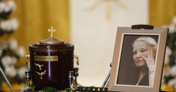 Rodzina, przyjaciele, przedstawiciele władz państwowych oraz środowiska akademickiego pożegnali w czwartek prof. Jadwigę Staniszkis. Zmarła 15 kwietnia w wieku 81 lat socjolog spoczęła na cmentarzu w Podkowie Leśnej.
