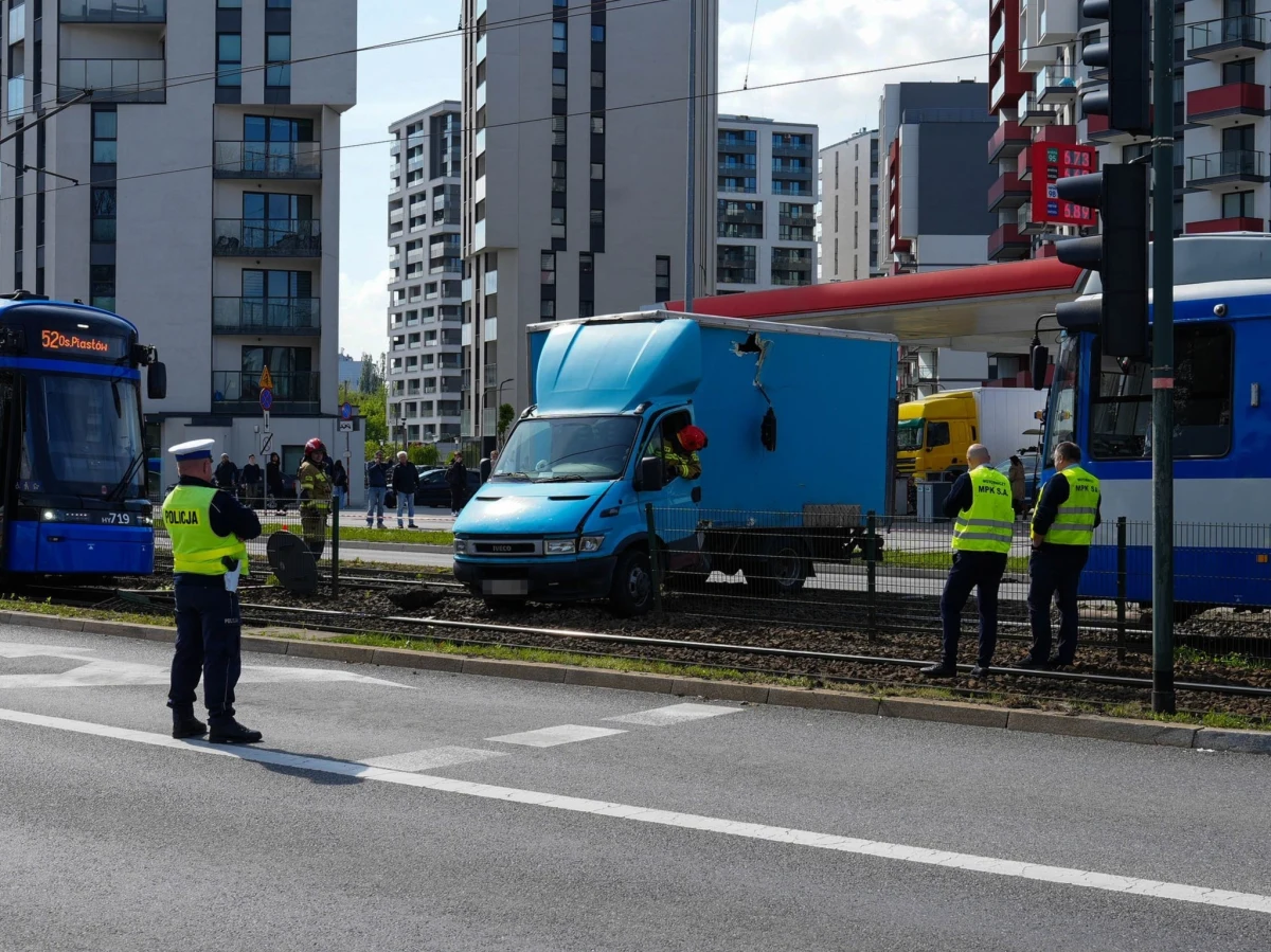 Na ulicy Mogilskiej w Krakowie w czwartek po południu doszło do zderzenia samochodu dostawczego z tramwajem. Nikt z pasażerów nie ucierpiał, motorniczy został zabrany do szpitala.