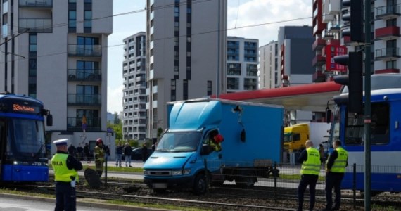 Na ulicy Mogilskiej w Krakowie w czwartek po południu doszło do zderzenia samochodu dostawczego z tramwajem. Nikt z pasażerów nie ucierpiał, motorniczy został zabrany do szpitala.
