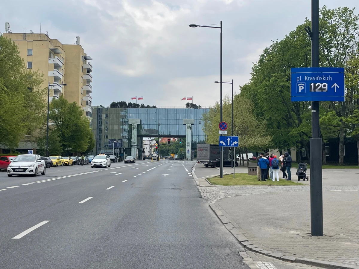 Zarząd Dróg Miejskich w Warszawie ogłosił przetarg na system informacji parkingowej dla kolejnych 18 parkingów - łącznie na blisko 40 tablic. Do tej pory w ramach pilotażu specjalne totemy pojawiły się m.in na Placu Krasińskich czy przy Złotych Tarasach.
