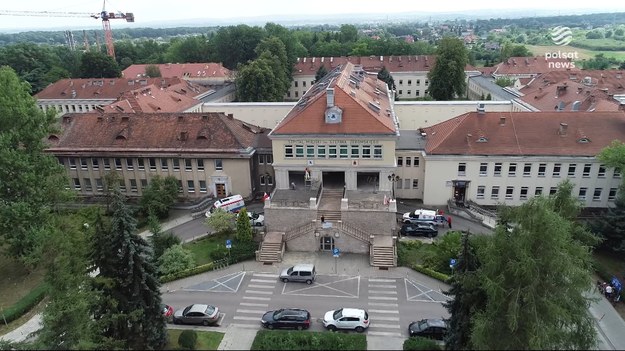 Chodzi o doniesienia, jakoby jeden z lekarzy miał na dyżurze przyjmować substancje narkotyczne pod postacią kroplówki. Mężczyzna miał też wykradać silne leki i fałszować dokumentację medyczną. Do mediów trafiły nagrania z jego gabinetu.Materiał dla "Wydarzeń" przygotował Marcin Piotr Wrona.