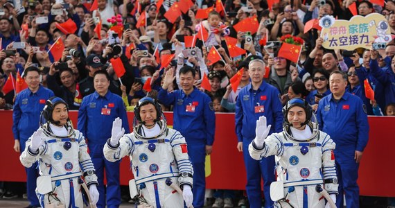 Chiński statek kosmiczny Shenzhou-18 ("Boski Statek") z trzema kosmonautami na pokładzie wystartował z centrum lotów kosmicznych Jiuquan na skraju pustyni Gobi w północno-zachodnich Chinach – poinformowała agencja Reutera.