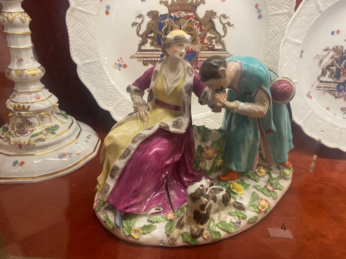 Najcenniejsze wyroby Królewskiej Manufaktury Porcelany w Miśni i unikatowe egzemplarze porcelany dalekowschodniej - od piątku 26 kwietnia można oglądać w nowo otwartej Galerii Porcelany w Zamku Królewskim w Warszawie. W kolekcji znajdziemy okazy niegdyś zdobiące królewskie i magnackie stoły.