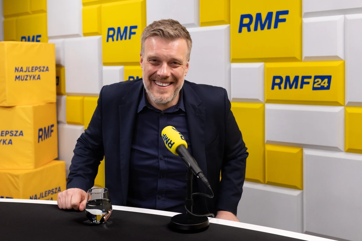 "Razem nie weszło do rządu i nie był to przypadek, bo w trakcie negocjacji dotyczących umowy koalicyjnej chcieliśmy uzyskać gwarancję wydawania jednego procenta PKB na publiczne budownictwo mieszkaniowe. W zamian usłyszeliśmy inne pomysły – właśnie takie, jak dopłacanie do kredytów" – mówił poseł partii Razem Adrian Zandberg, który był gościem Marka Tejchmana w Popołudniowej rozmowie w RMF FM. "Uważam, że dopłacanie do kredytów jest po prostu głupie, bo to jest tak naprawdę przelewanie pieniędzy na konta spółek deweloperskich" – stwierdził.