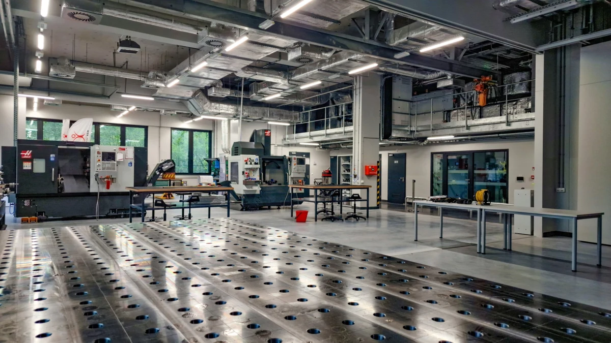 Studenckie Centrum Konstrukcyjne, w którym studenci będą mogli realizować innowacyjne pomysły - od fazy projektowej do budowy prototypów - otwarto w czwartek w Akademii Górniczo-Hutniczej w Krakowie. Wszechstronnie wyposażony obiekt kosztował ponad 16 mln zł