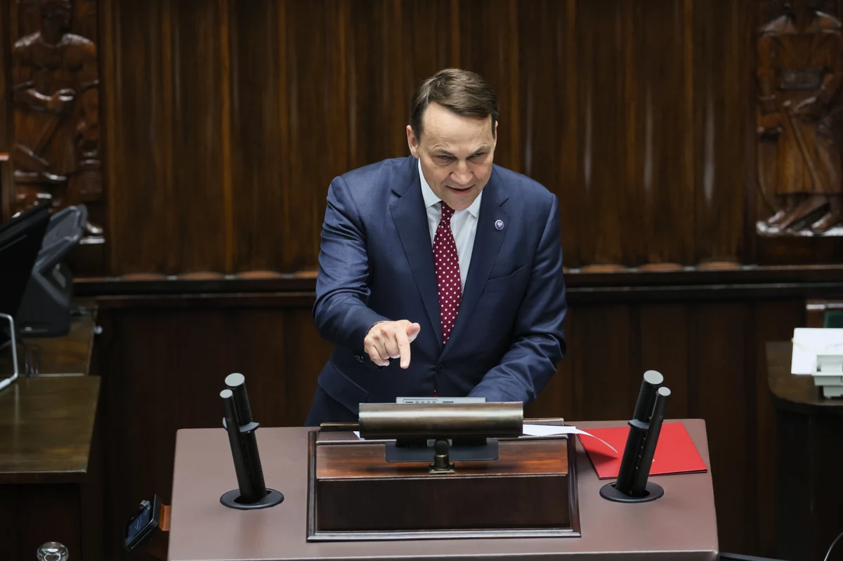 Władimir Putin może skończyć wojnę w Ukrainie w pięć minut jednym telefonem do ministra obrony Rosji Siergieja Szojgu, że wycofuje wojska z Ukrainy - mówił szef MSZ Radosław Sikorski w Sejmie odpowiadając na pytania posłów. "Niestety Ukraina nie może tego skończyć jednym telefonem, to duża różnica" - zaznaczył. Sikorski przedstawił w czwartek w Sejmie informację o założeniach i zadaniach polskiej polityki zagranicznej na 2024 rok. Do późnego popołudnia nad wystąpieniem Sikorskiego debatowali posłowie wszystkich klubów.