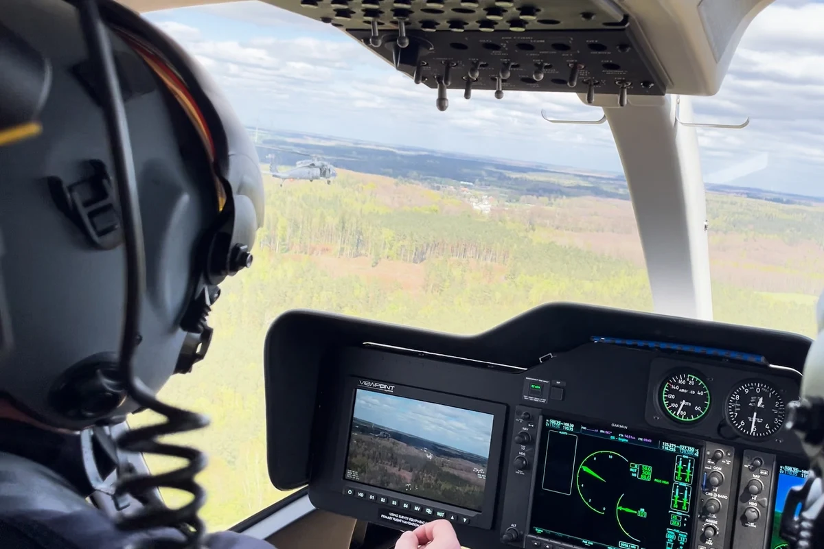 Potężne uderzenie w producentów syntetycznych narkotyków. Prawie 4 tony klefedronu przejęli w okolicach Słupska policjanci z CBŚP, BOA oraz kontrterroryści z Gdańska. W niecodziennej akcji wykorzystywano policyjne Black Hawki oraz pojazd opancerzony. Zatrzymano 3 mężczyzn, którym grozi nawet 20 lat więzienia. 