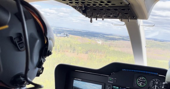 Potężne uderzenie w producentów syntetycznych narkotyków. Prawie 4 tony klefedronu przejęli w okolicach Słupska policjanci z CBŚP, BOA oraz kontrterroryści z Gdańska. W niecodziennej akcji wykorzystywano policyjne Black Hawki oraz pojazd opancerzony. Zatrzymano 3 mężczyzn, którym grozi nawet 20 lat więzienia. 