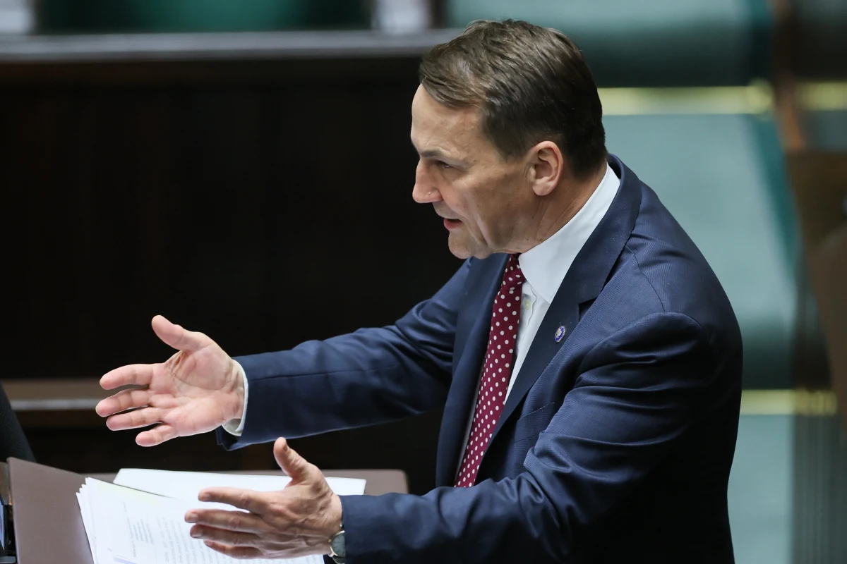 "Pragnę państwa uspokoić, pan prezydent powiedział dzisiaj o wymianie bodaj 100 ambasadorów. Nic takiego nie planujemy" - powiedział minister spraw zagranicznych Radosław Sikorski, odnosząc się do słów Andrzeja Dudy. Prezydent mówił, że zapowiadana przez szefa MSZ zmiana kadrowa w placówkach dyplomatycznych powinna się odbywać "spokojnie, na zasadach, na jakich zawsze ona się toczyła, spokojnej rotacji".