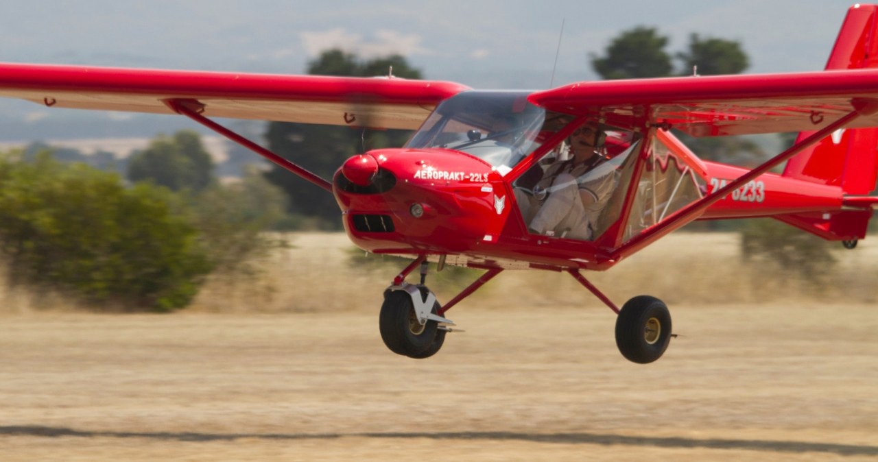 Rosjanie znaleźli w polu ukraiński samolot Aeroprakt A-22, który został przerobiony na bezzałogowego drona kamikadze. Ta maszyna dysponuje zasięgiem ponad 1500 kilometrów.