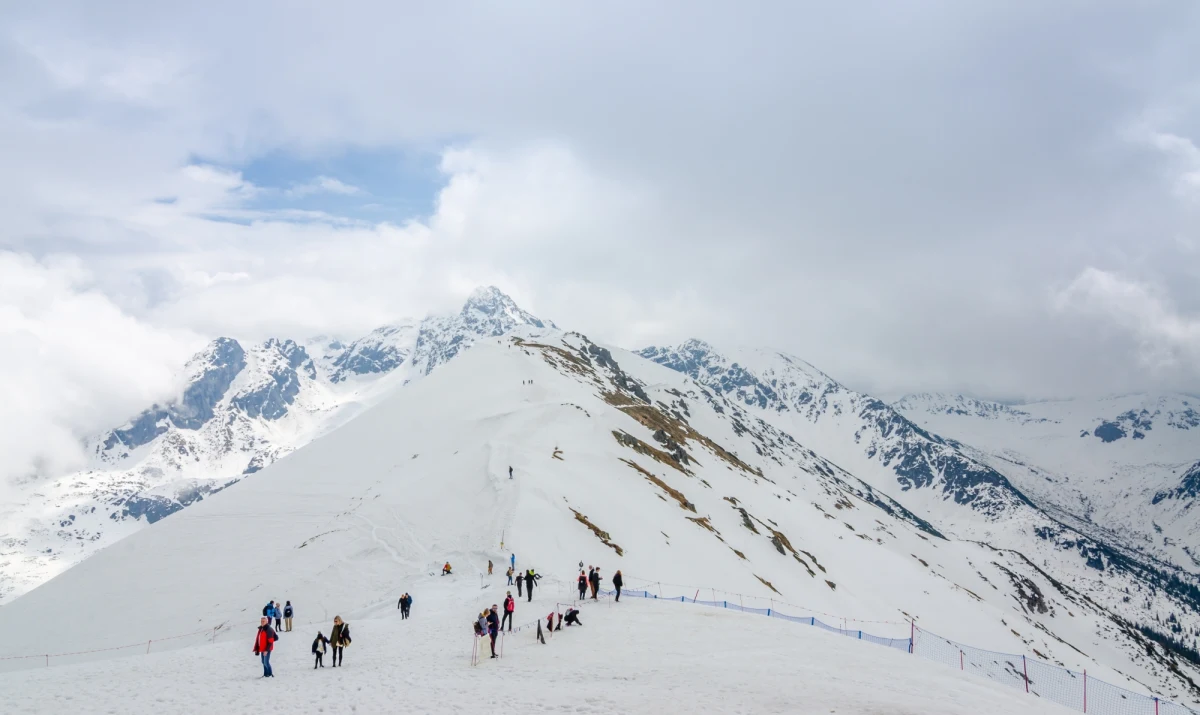 W majówkę będzie można jeszcze jeździć na nartach na Kasprowym Wierchu, gdzie nadal jest czynny wyciąg w Kotle Gąsienicowym - wynika z informacji Polskich Kolei Linowych. Trasa narciarska ze szczytu Kasprowego może być czynna nawet do 5 maja, o ile będzie odpowiednia pokrywa śniegu. Początek majówki w Tatrach zapowiada się słonecznie.