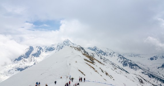 W majówkę będzie można jeszcze jeździć na nartach na Kasprowym Wierchu, gdzie nadal jest czynny wyciąg w Kotle Gąsienicowym - wynika z informacji Polskich Kolei Linowych. Trasa narciarska ze szczytu Kasprowego może być czynna nawet do 5 maja, o ile będzie odpowiednia pokrywa śniegu. Początek majówki w Tatrach zapowiada się słonecznie.