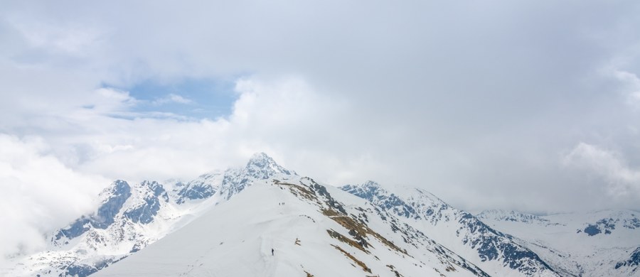 W majówkę będzie można jeszcze jeździć na nartach na Kasprowym Wierchu, gdzie nadal jest czynny wyciąg w Kotle Gąsienicowym - wynika z informacji Polskich Kolei Linowych. Trasa narciarska ze szczytu Kasprowego może być czynna nawet do 5 maja, o ile będzie odpowiednia pokrywa śniegu. Początek majówki w Tatrach zapowiada się słonecznie.