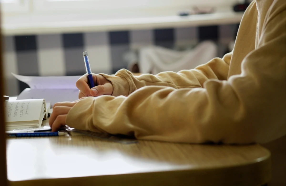 Dziś rok szkolny kończą maturzyści. Od 7 maja uczniowie ostatnich klas liceów ogólnokształcących, techników i szkół branżowych II stopnia przystąpią do egzaminów maturalnych. W tym roku egzamin dojrzałości będzie przeprowadzany w dwóch formułach, a wyniki poznamy w lipcu. Tradycyjnie już arkusze matur i propozycje rozwiązań będziemy publikować na RMF24. 