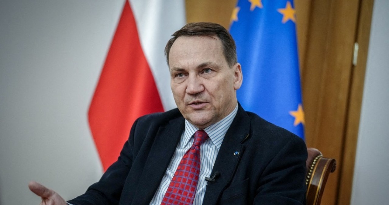 Sikorski chwali dwa lata dyplomacji rządu. Naukowcy nie są tak optymistyczni