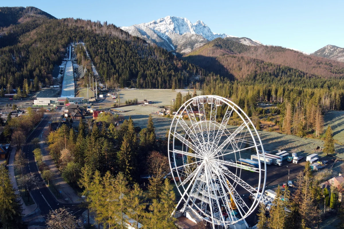 Przy ulicy prowadzącej na Wielką Krokiew w Zakopanem, bez stosownego zgłoszenia w starostwie, ustawiono 45-metrową konstrukcję koła młyńskiego. Sprawę bada nadzór budowlany.